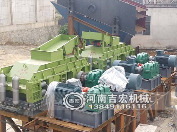 專吃12、13石子液壓對輥制砂機-砂場必備制砂設(shè)備！