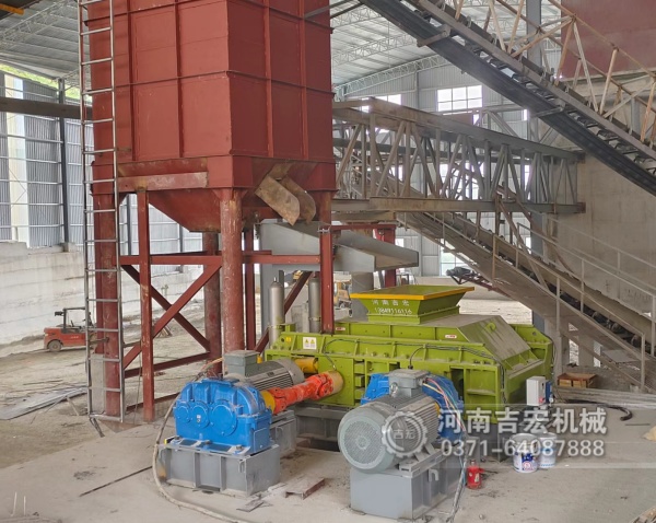 礦場主自述：“換了液壓對輥機(jī)后，我的鐵礦石制砂廠終于扭虧為盈！”