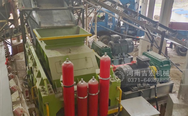 破碎輝綠巖總走彎路？對輥機(jī)用實(shí)力告訴你：選對設(shè)備多重要！